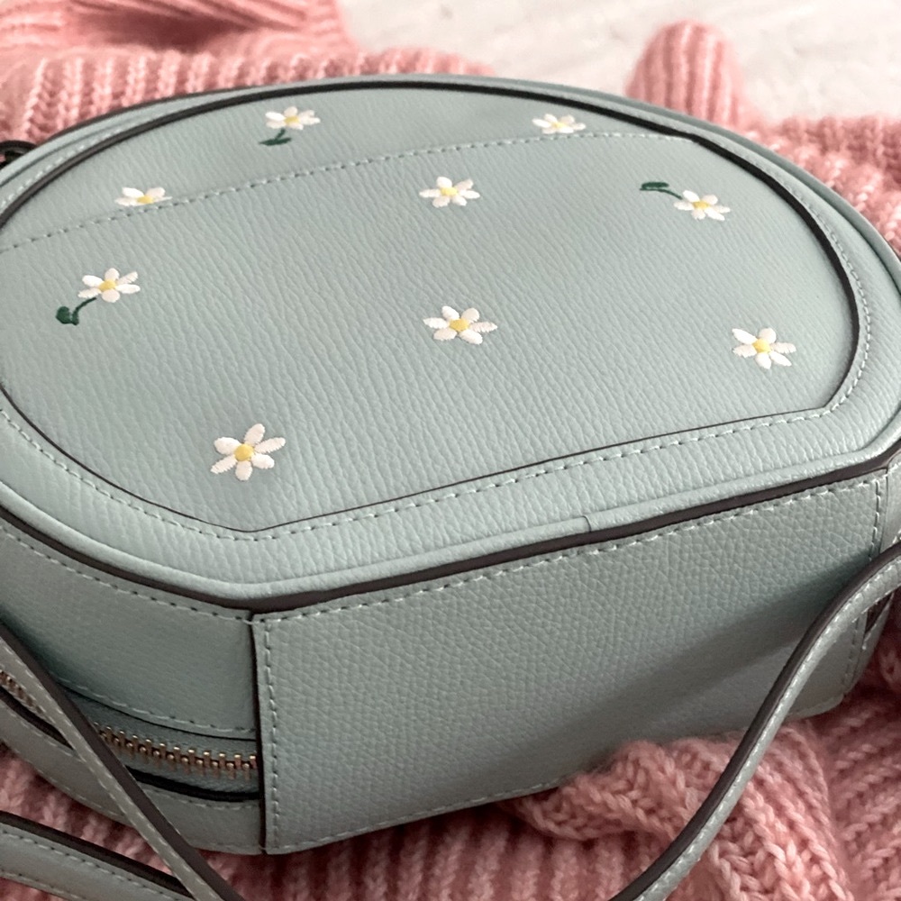 KATE SPADE | Blue Daisy Purse Embroidered Canteen - Picture 8 of 16